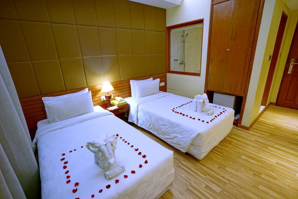 Oway Grand Hotel Mandalay Esterno foto