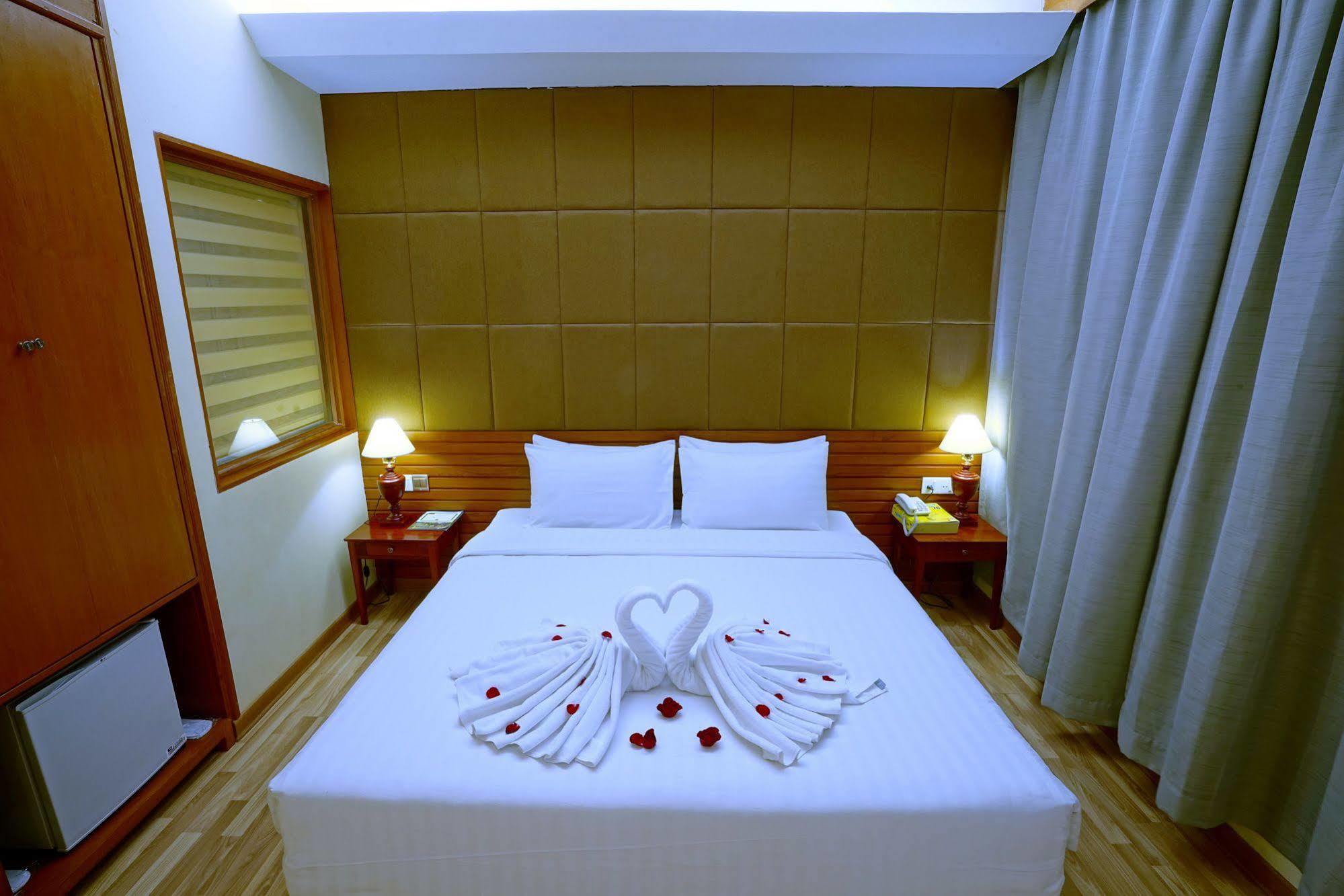 Oway Grand Hotel Mandalay Esterno foto